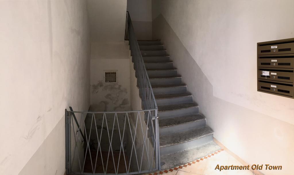 Ancient Courtyard Bonanomi In Como Historic Centre Room photo
