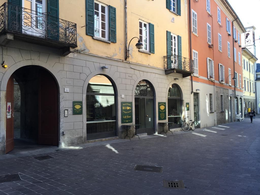 Ancient Courtyard Bonanomi In Como Historic Centre Room photo